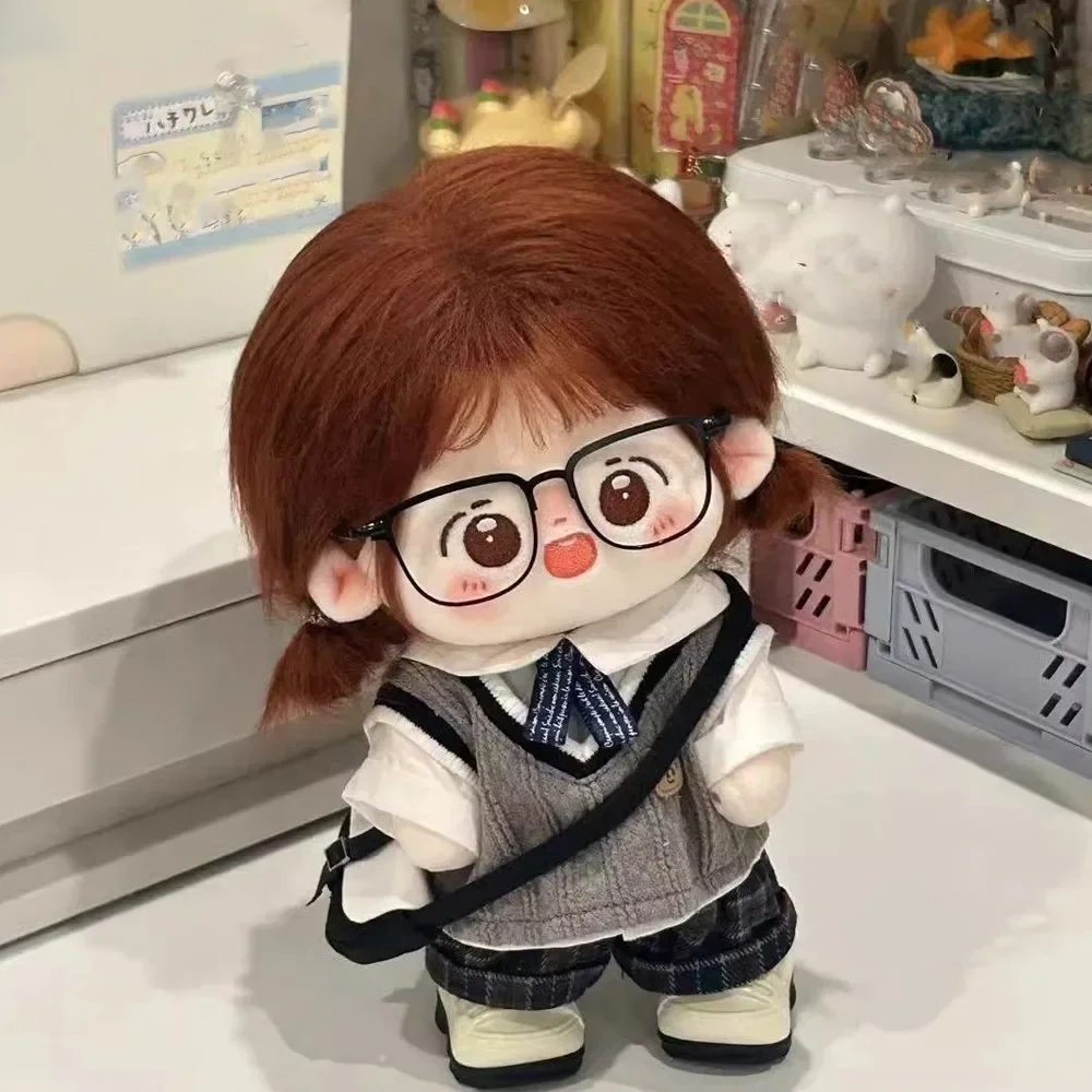 Imagen 3: 1 Juego de uniforme escolar, ropa de muñeca de algodón de 20cm, pantalones cortos a cuadros, chaleco tejido, ropa de muñeca de algodón, Mini atuendo, ropa de muñeca de felpa