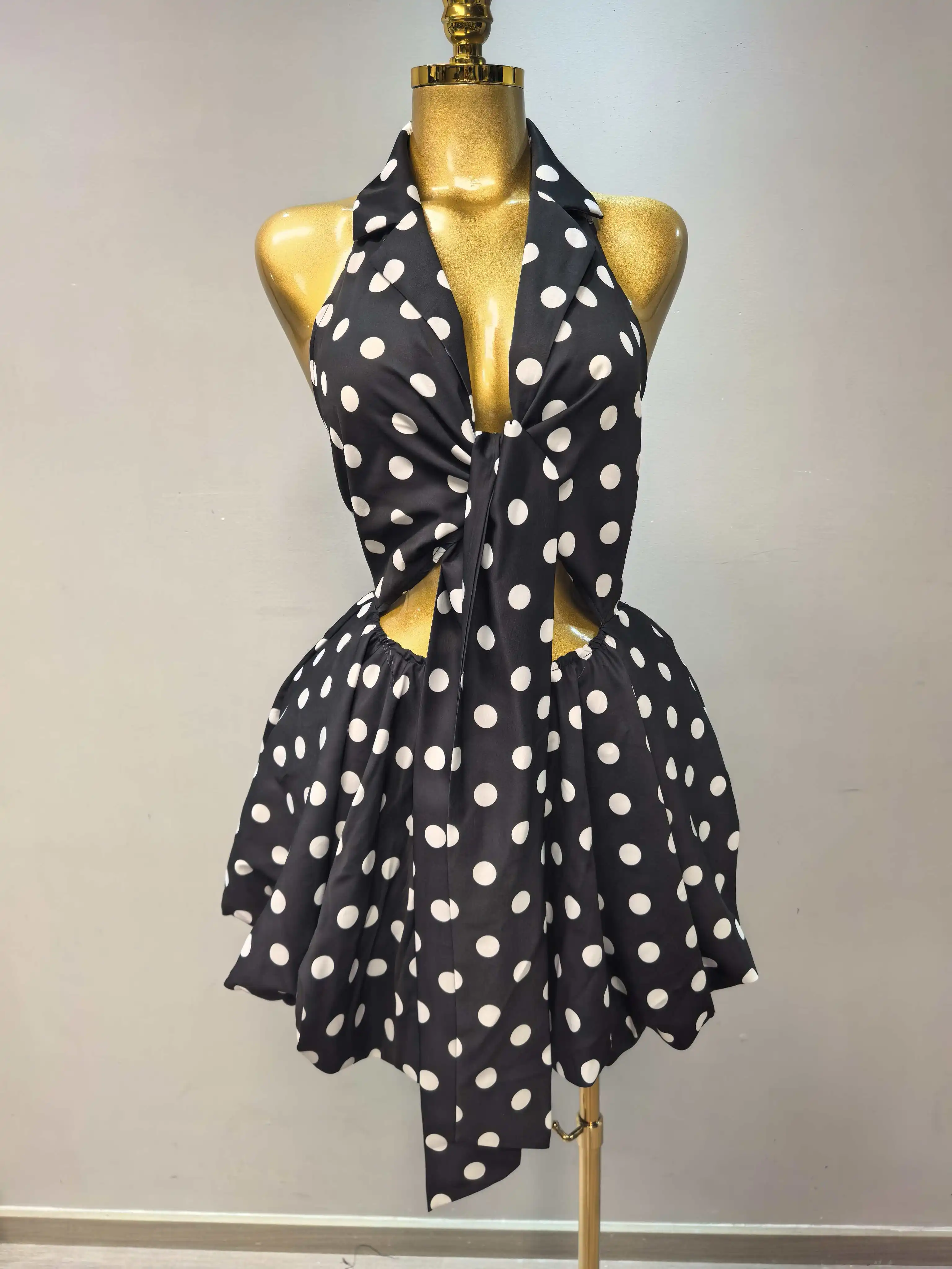 ชุดเดรสสั้นลายจุดสำหรับวันหยุดพักผ่อนฤดูร้อนสไตล์ฝรั่งเศสสำหรับผู้หญิง แบบเปิดหลัง สายคล้องคอ เซ็กซี่ เหมาะสำหรับงานปาร์ตี้ ดีไซน์หรูหรา ทันสมัย น้ำหนักเบา ใช้เป็นชุดว่ายน้ำได้