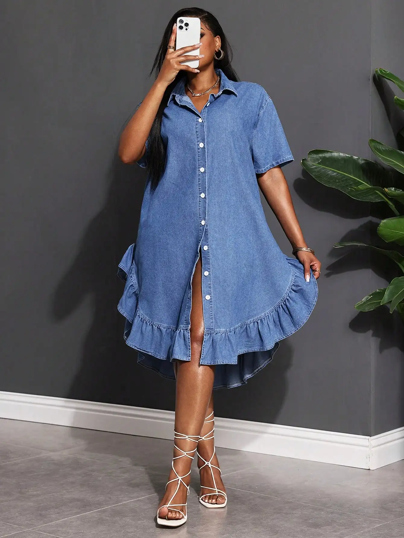 

Летнее джинсовое платье больших размеров с коротким рукавом, на пуговицах, с оборками по низу