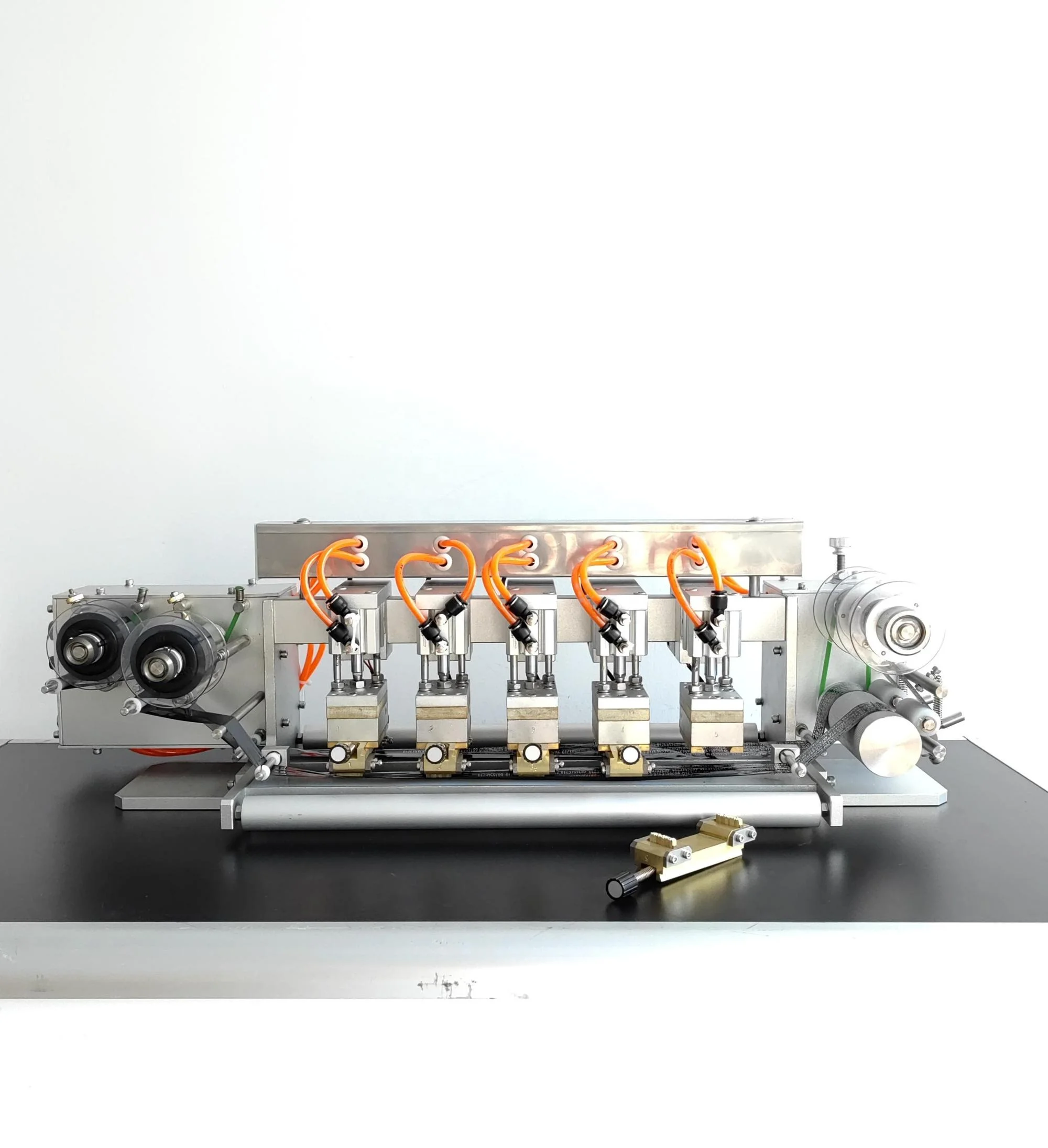 

HP-502 Пневматическая машина с несколькими головками и двойной линией, 5-головочная печатная машина, штамповка горячей кодировщика для даты истечения срока годности, номер партии