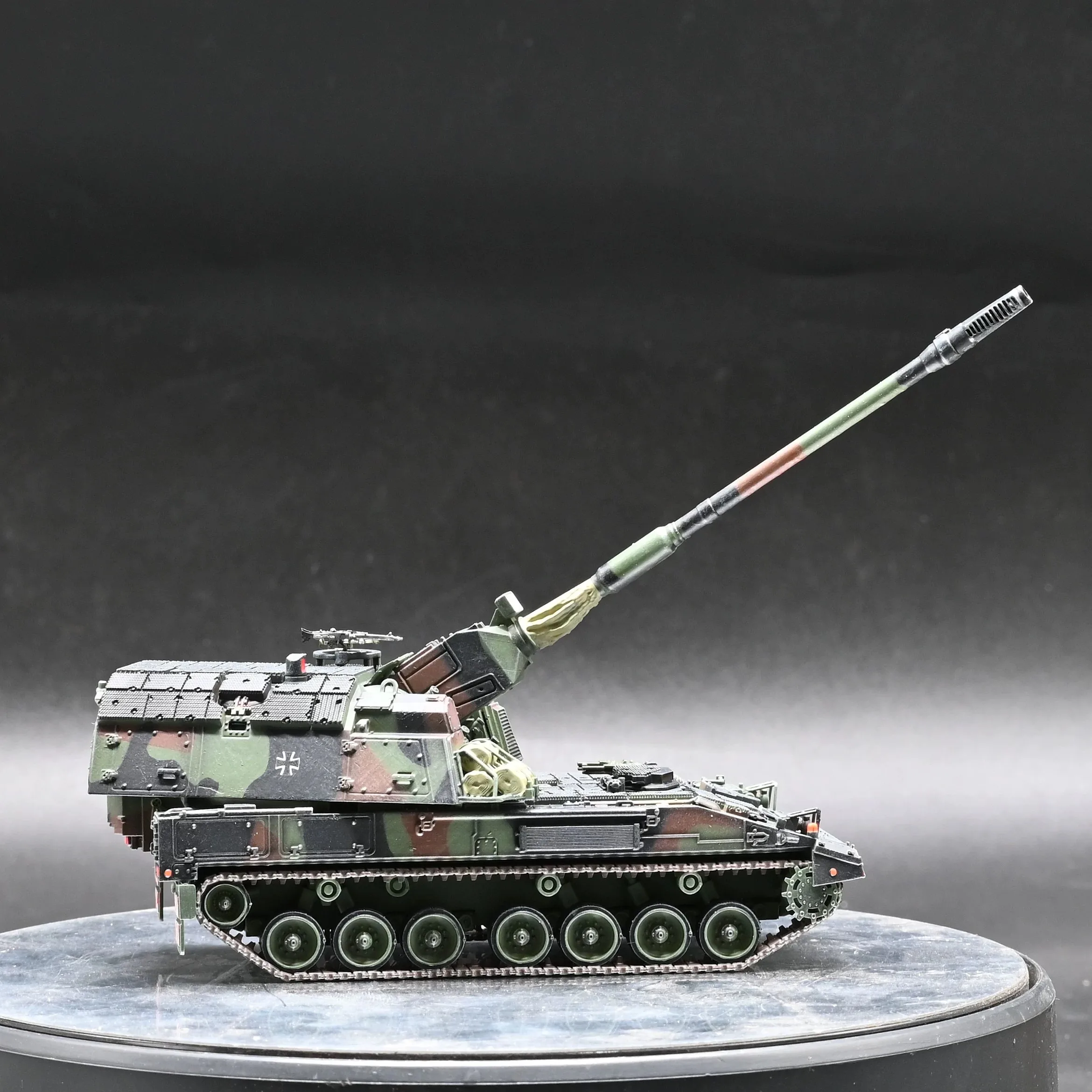 

Sanrong 72313A 1/72 German PZH2000 Self-Propelled Howitzer, Tri-Color Camouflage, Finished Model