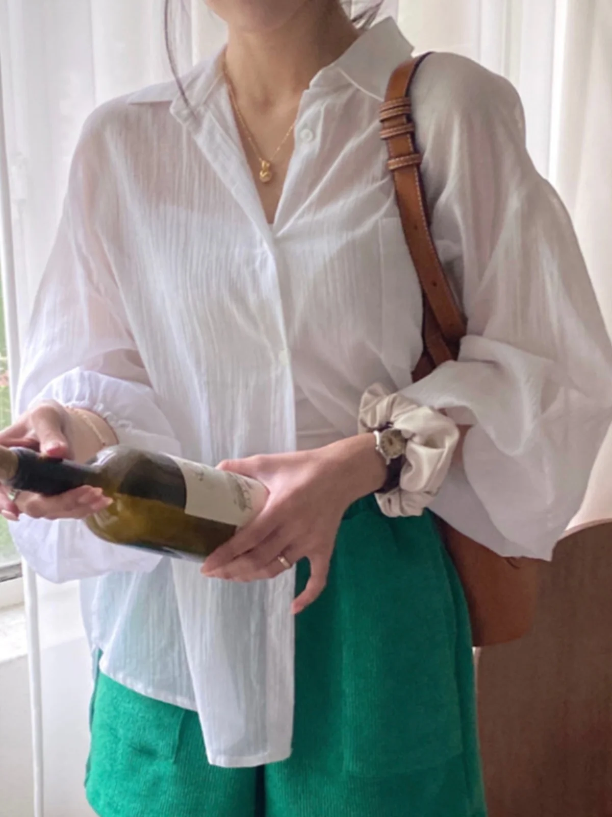 قميص نسائي رقيق للحماية من الشمس للربيع والصيف، تصميم بفتحة خلفية وربطة، أكمام طويلة، قميص فضفاض بلون واحد مع أزرار