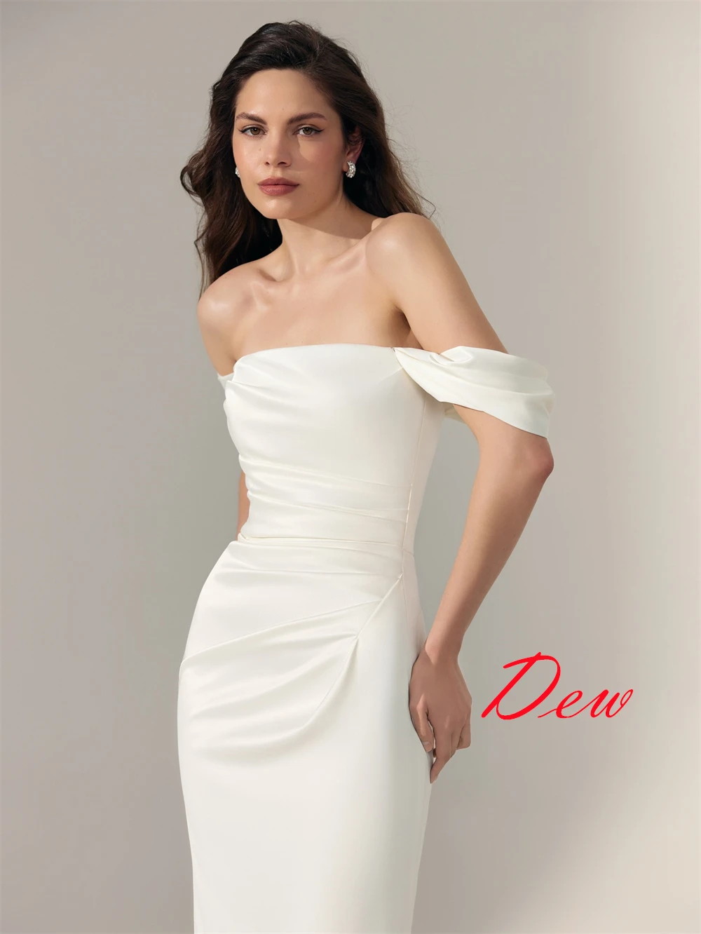 فساتين طويلة مخصصة بطيات من الساتان الأبيض لحفلات الزفاف بدون حمالات فساتين رسمية أنيقة فاخرة ومزاج حالمة