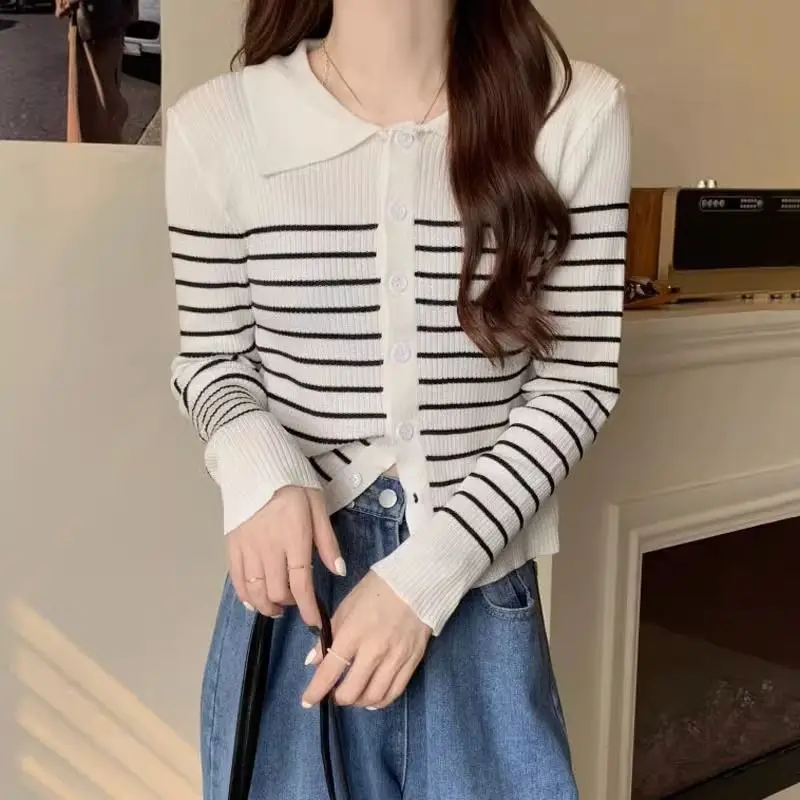 Damski kardigan z dzianiny w stylu retro w paski, łączony, zapinany na guziki, z długim rękawem i kołnierzykiem polo.