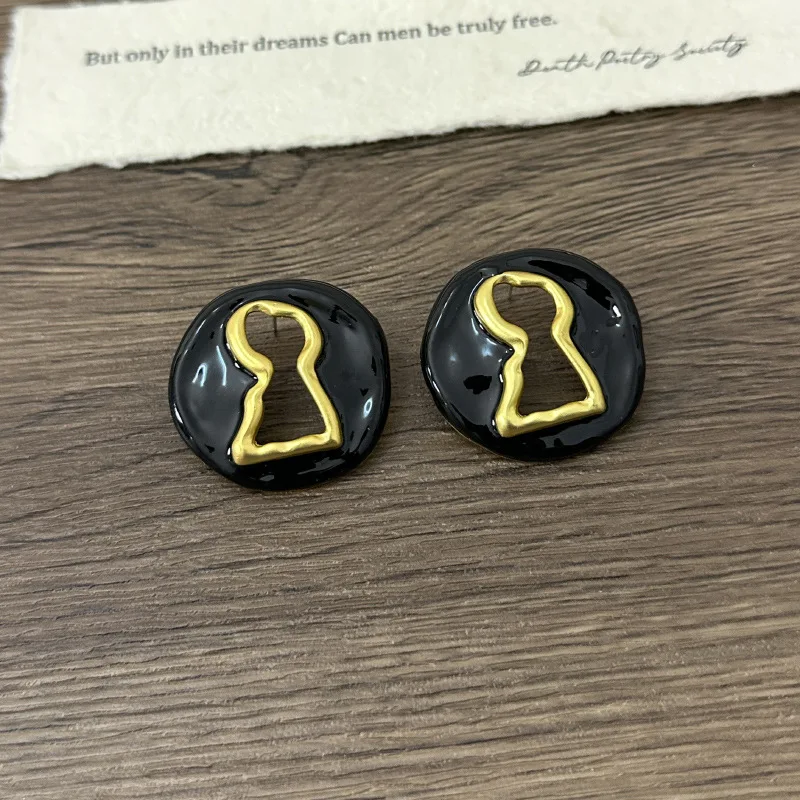 French retro design lockhole palm letter enamel black gold earrings for Women