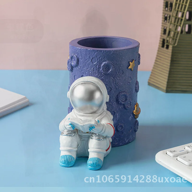 

Spaceman Astronaut Pen Holder Cultural Creative Resin Desktop Organizer Office Decor Modern Minimalist Synthetic Resin Craft