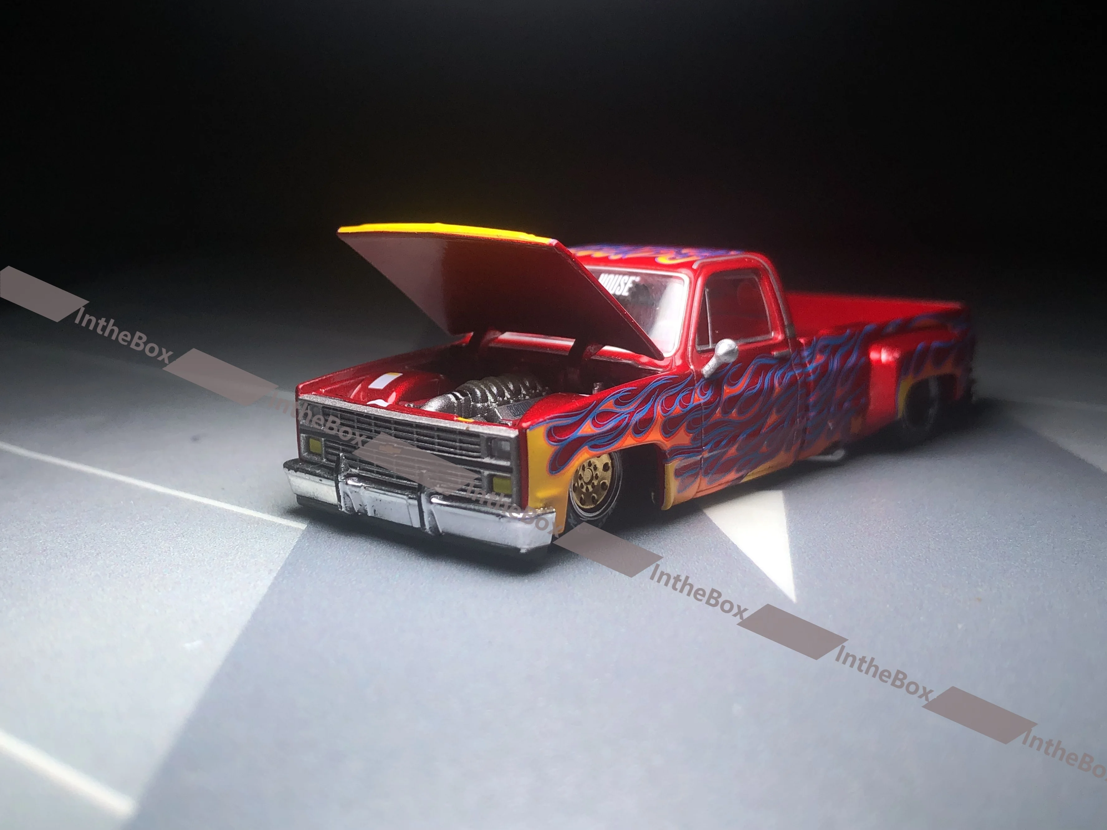 

Kaido House x Mini GT Silverado Dually Fire V1 Chevy Red Flame 1/64 коллекция литая металлическая машинка ограниченный выпуск хобби игрушки