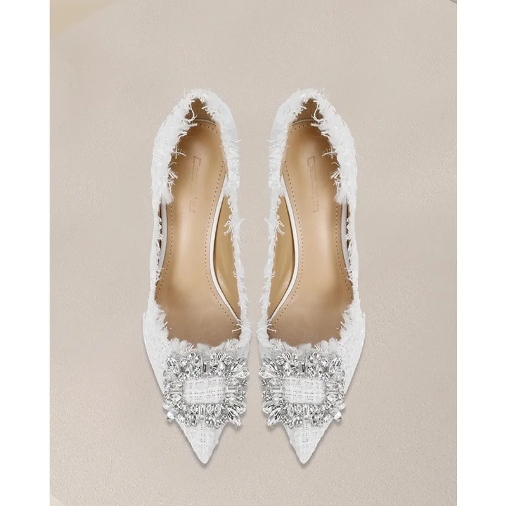 حذاء بكعب عالٍ أبيض 2025 بمقدمة مدببة مع إبزيم كريستالي للنساء