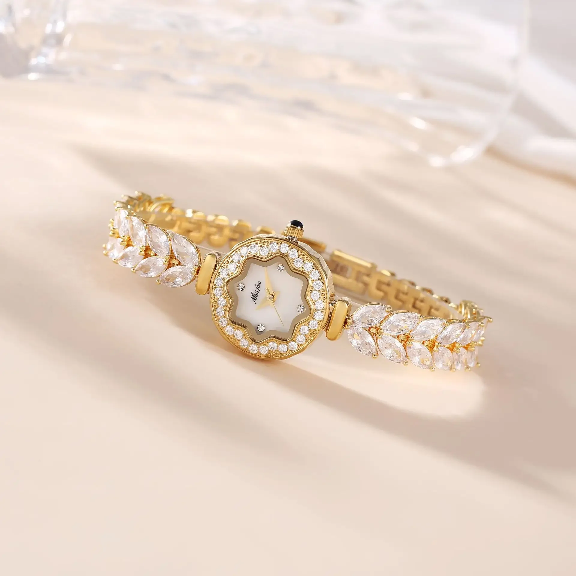 Montre à quartz en diamant glacé AAA pour femme, boîtier design fleuri, montres pour femme hip hop, montre-bracelet en or pour femme, mode