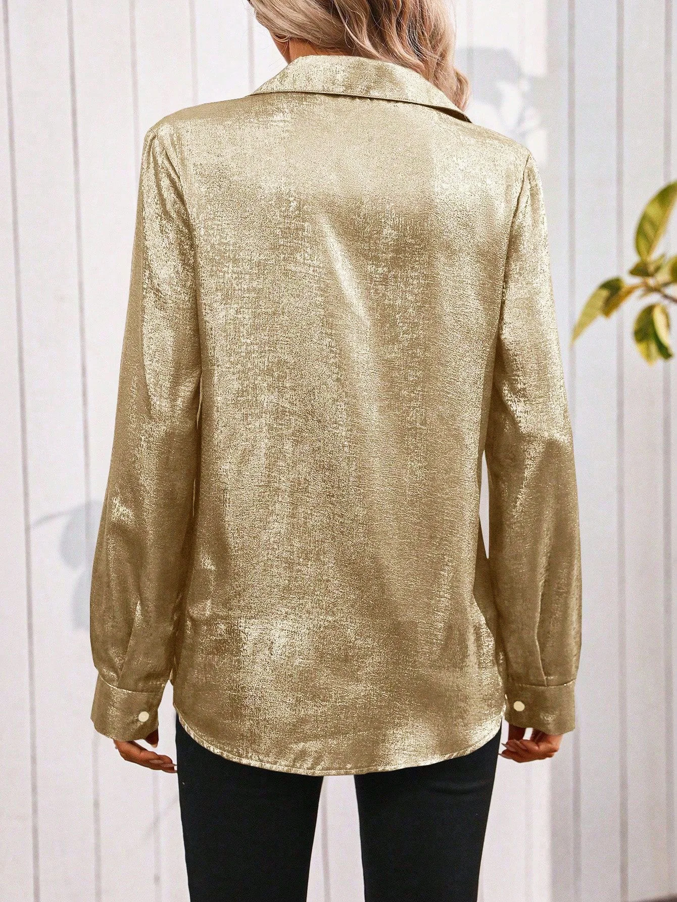 A stylish gold-foil printed woven shirt with pockets, suitable for spring and summer wear