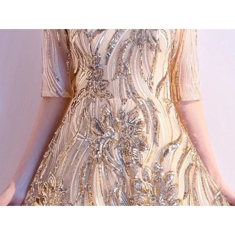 فستان سهرة نسائي جديد لعام 2025 ذهبي لامع برقبة دائرية فستان طويل أنيق ونحيف وأنيق للاجتماع السنوي وسحاب خلفي