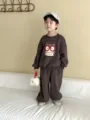 Gris oscuro