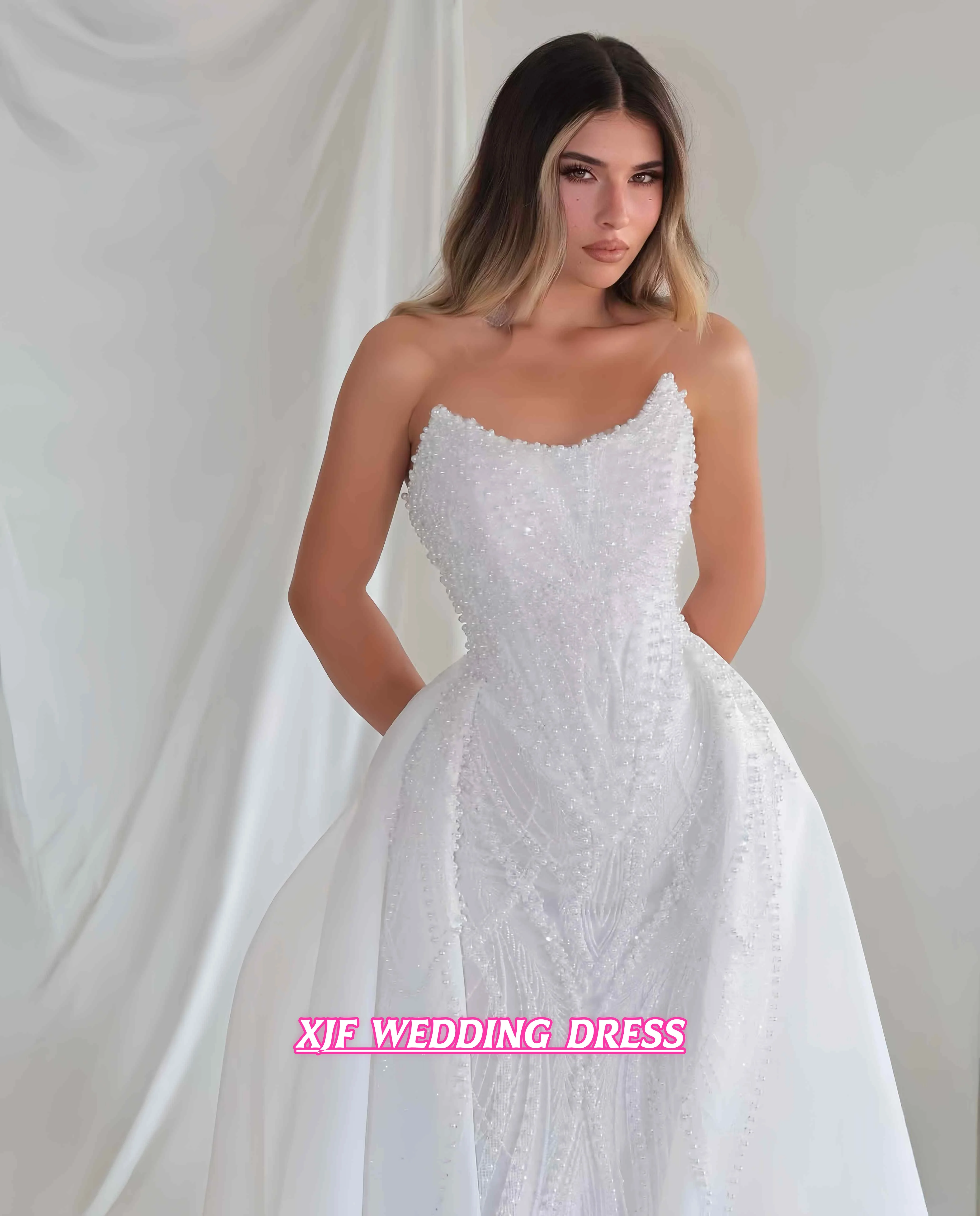 Maßgeschneidertes Luxuriöses Sweetheart-Brautkleid mit Funkelnden Pailletten und Perlen, Ärmelloses Hochzeitskleid mit Abnehmbarer Schleppe