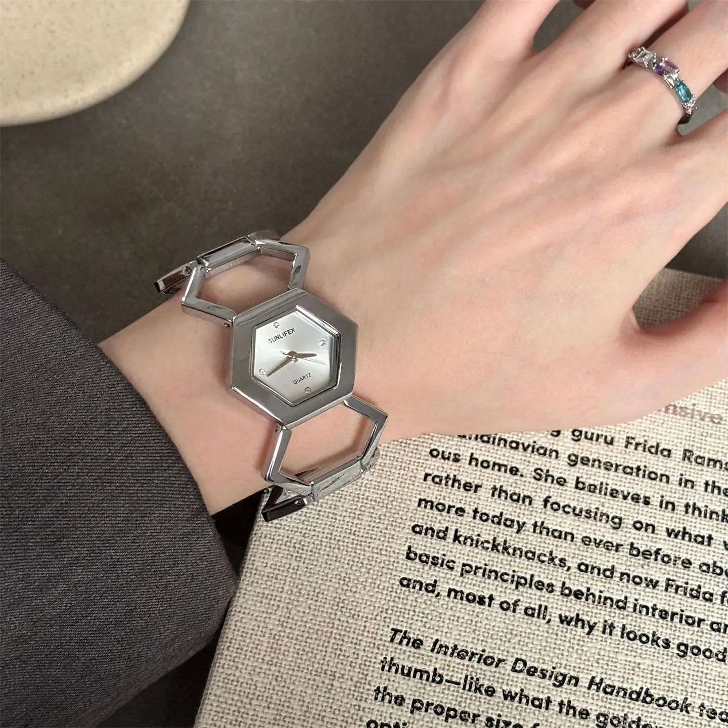 Sunlifex rhombic quartzo senhoras relógio de pulso pulseira de aço luxo relógio feminino ouro oco pulseira relógios feminino elegante