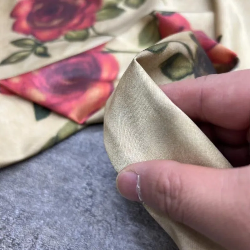 Wysokiej klasy sukienka z jedwabiu ze streczem w kolorze różowym z eleganckim nadrukiem wykonanym z odzieży