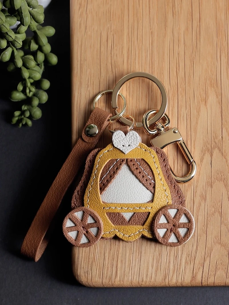 

Подвеска в виде тыквенной каретки, подвеска в виде сумки из французской овчины, сумка для телефона, брелок из натуральной кожи ручной работы.