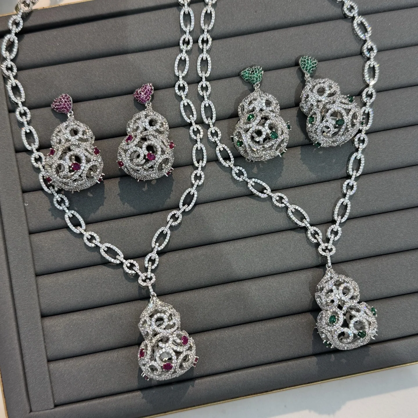 

Классический модный ювелирный набор с цветными циркониевыми камнями: серьги и колье