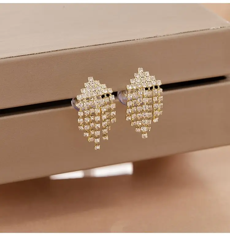 女性のための古典的な光沢のあるクリスタルクリップオンイヤリング、ラインストーンタッセル、ドリルされていないジュエリー、新しい、2024