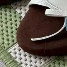 Sandalias de cuña marrones para mujer, con tiras cruzadas blancas, lazo, adorno con forma de corazón, plantilla con borde festoneado, punta abierta, diseño tipo «slip-on», calzado dulce y coqueto.