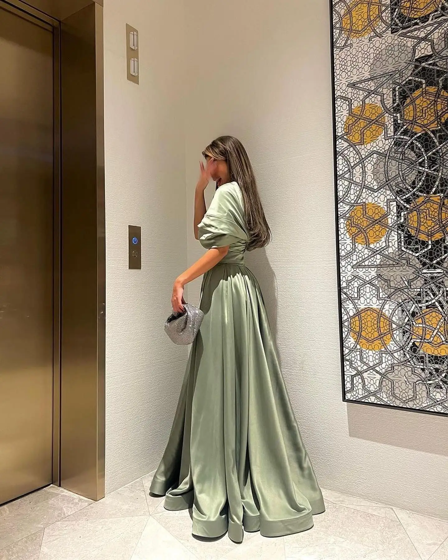 Robe de Soirée en Satin Vert Personnalisé, Longueur au Sol, A-ligne, Demi-Manches, Panneau, Traîne, Célébrité, Quelle que soit