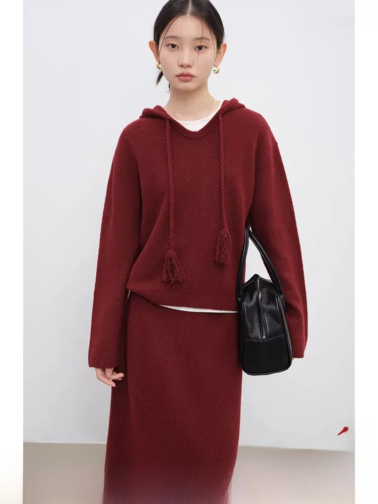 

Красный вязаный комплект: шапка, свитер, юбка. Женский новогодний костюм-двойка с длинными рукавами, отложным воротником и модным дизайном.