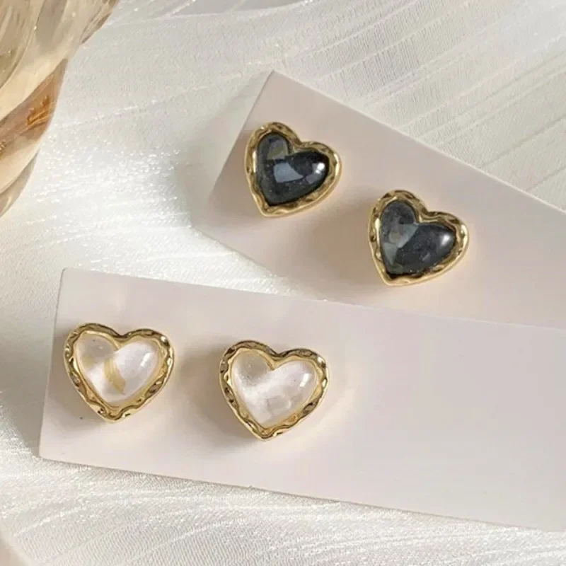 Trendy Vintage Heart Earring Women Classic Black White Stud Earrings Female Fashion Earrings Female Jewelry 2024 Gift