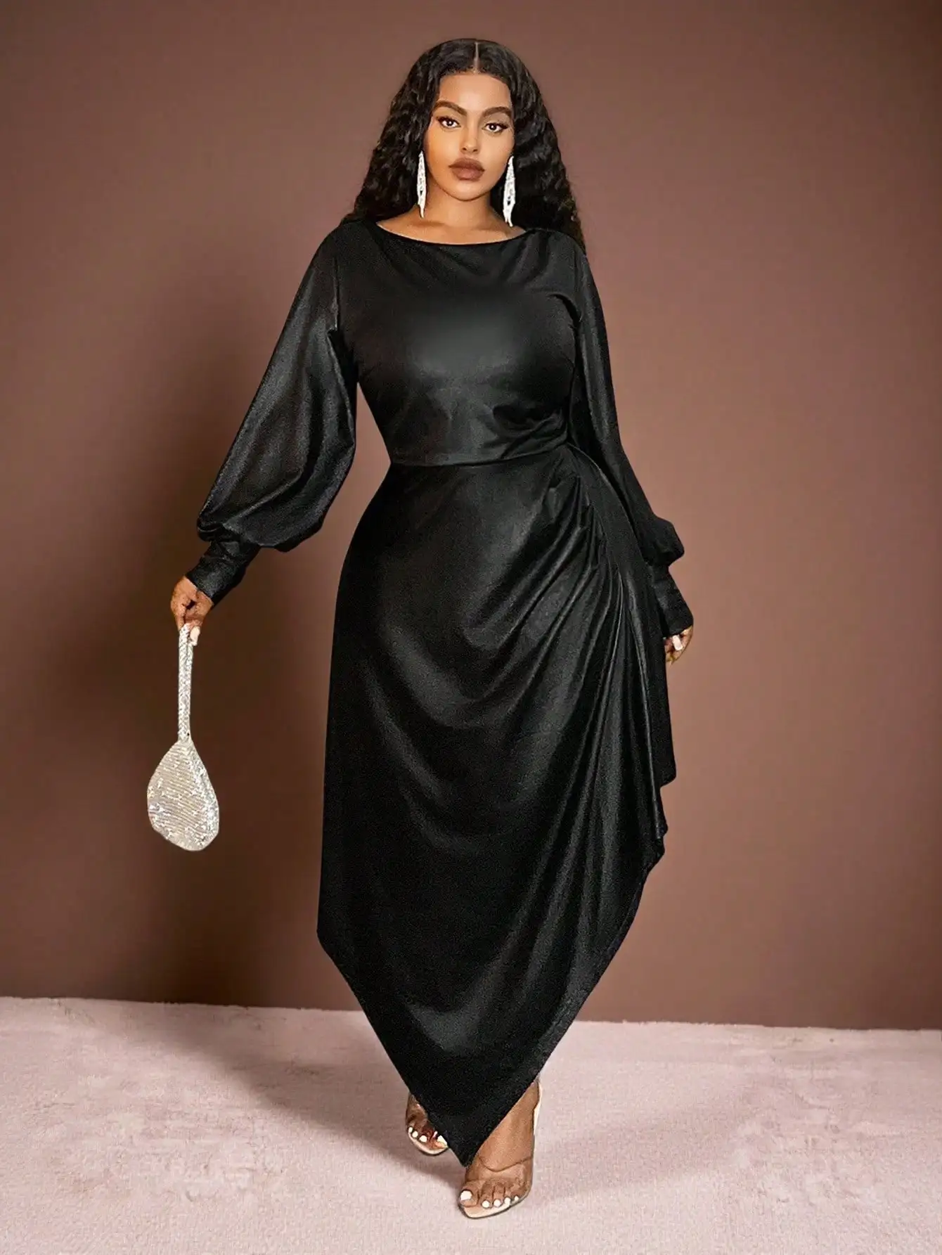 

Черное асимметричное платье миди из сатина с рукавами-фонариками и драпированным подолом