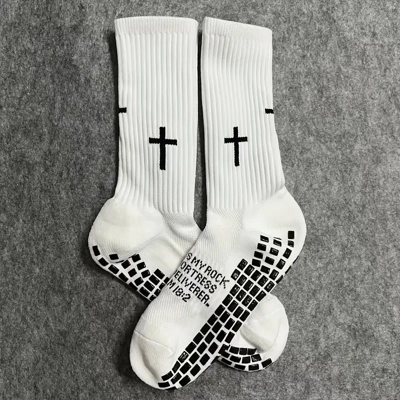 زوجان من الجوارب الرياضية الجديدة لربيع الخريف مع جوارب متوسطة بسيطة ومريحة وغير قابلة للانزلاق ومقاومة للاهتراء