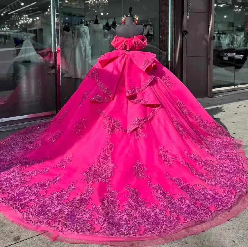 فستان Quinceanera مخصص باللون الوردي الساخن فستان Quinceanera مكشوف الأكتاف مطرز لحفلات التخرج للنساء فستان حفلات Vestidos De 15 Años Sweet 15