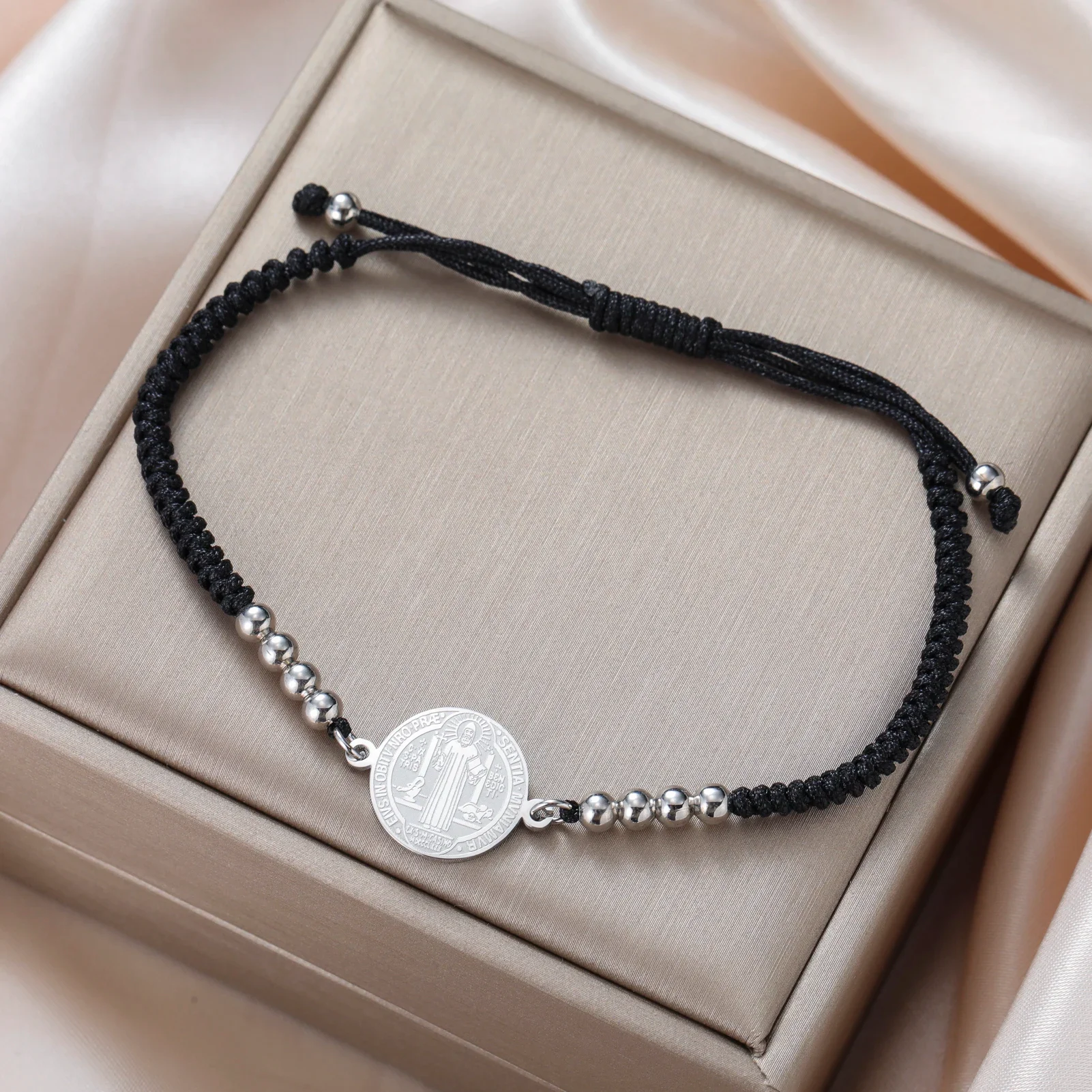 Pulsera de Acero Inoxidable con Cruz de San Benito de Doble Cara, Ajustable, con Cuerda Roja y Negra, para Hombre y Mujer