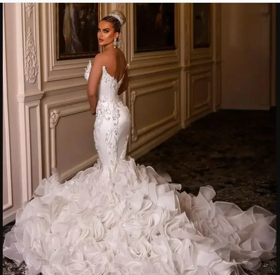 Suknia ślubna syrena z aplikacjami, koralikami, na ramiączkach spaghetti, z odkrytymi plecami, z organzy, z kaskadowymi falbanami, suknia ślubna.