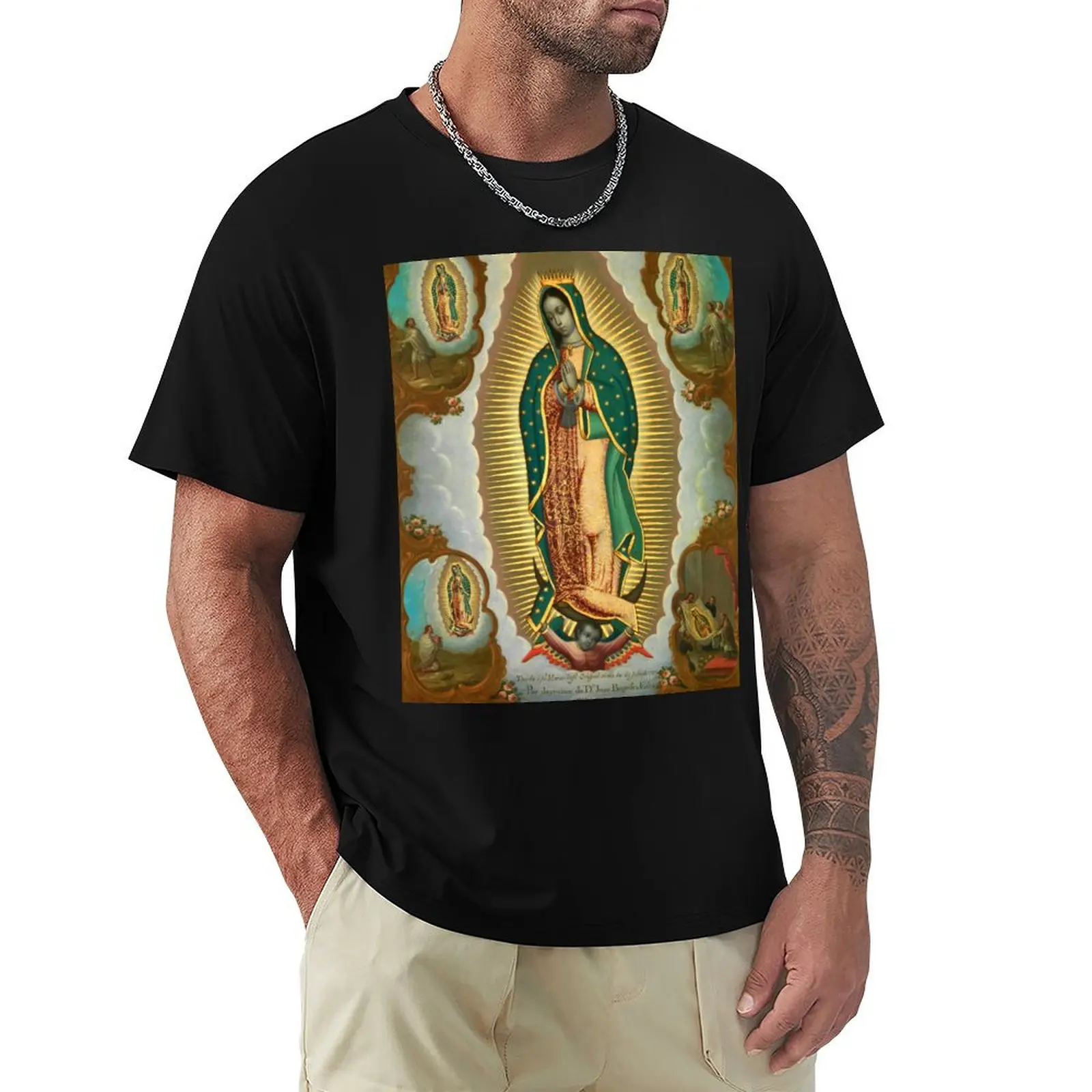 La Guadalupana - Virgen de Guadalupe en exhibición en The Met Gallery 749 Camiseta informal urbana de corte holgado