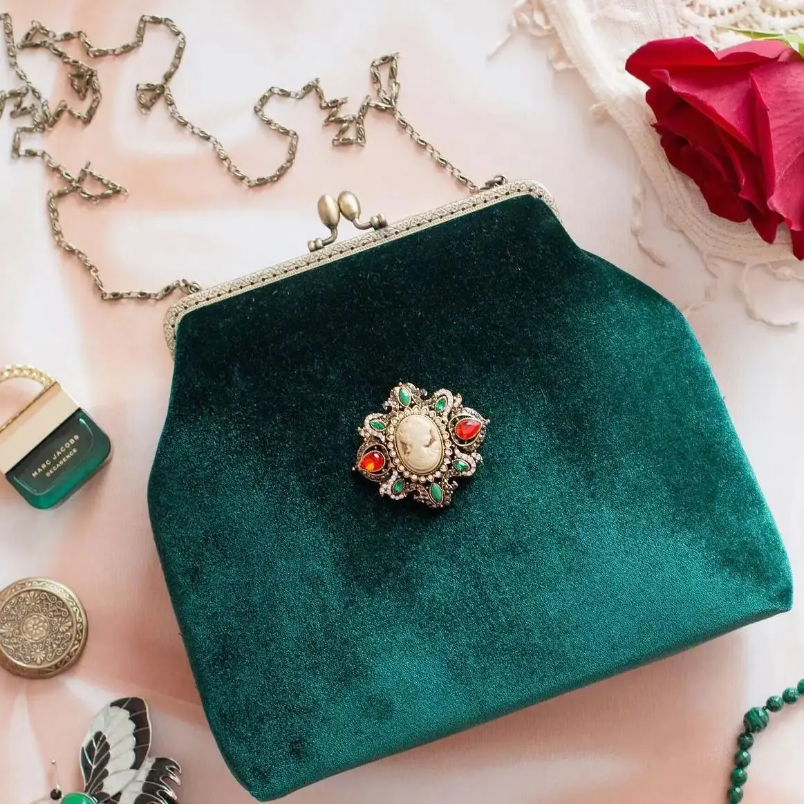 

Lost in Vintage Бархатные сумки из чистого изумруда с брошью и клатчем Camomile Jewle Kiss Lock в металлическом каркасе с цепочкой 24x12x6 см