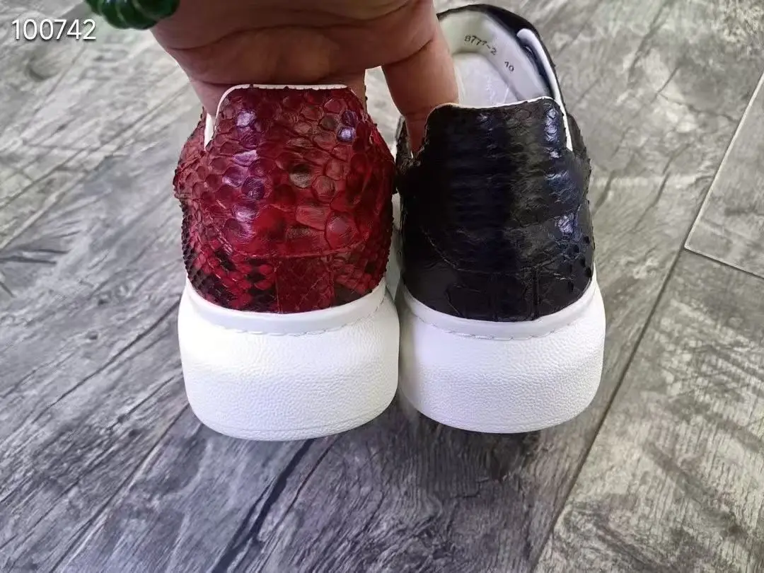 حذاء مسطح للرجال من جلد الثعبان الحقيقي لعام 100% 2025 حذاء رياضي جديد من جلد الثعبان مناسب للرجال مع بطانة بقرة أحمر أصفر وأسود