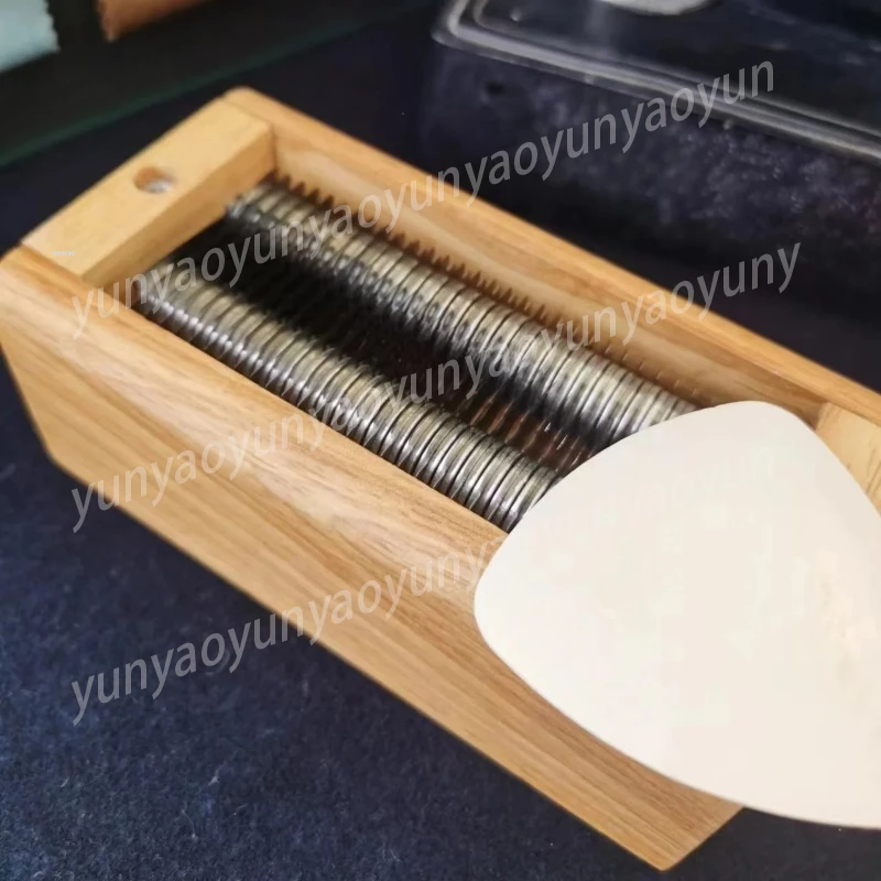 

Tailors use a scraping powder tool to scrape the powder, scraping the high-end tailor shop's fabric cutting powder scraping