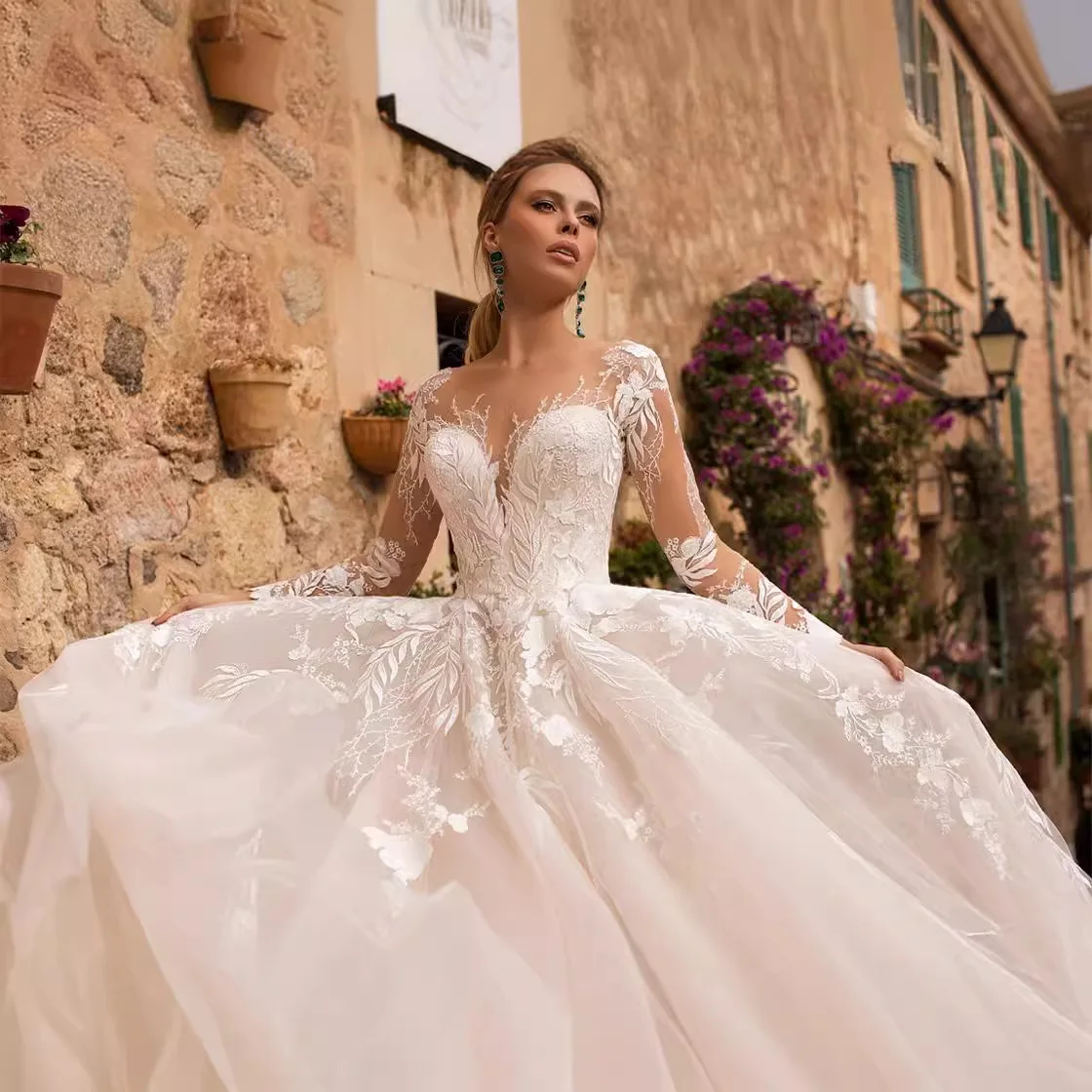 Apliques Corte Tren Vestidos de novia O-cuello Manga larga Vestidos de novia de encaje Una línea personalizada