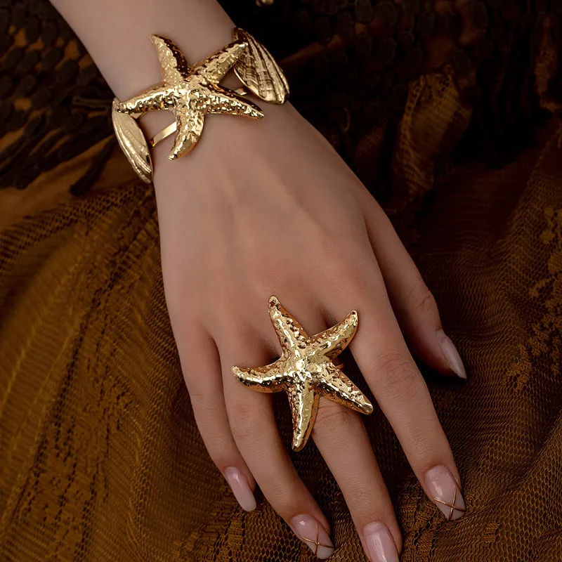 Conjunto de joyería con anillo y pulsera de estrella de mar de Metal chapado en oro bohemio para mujer, accesorios de concha de Metal a la moda para vacaciones de verano, regalo, 2 uds.