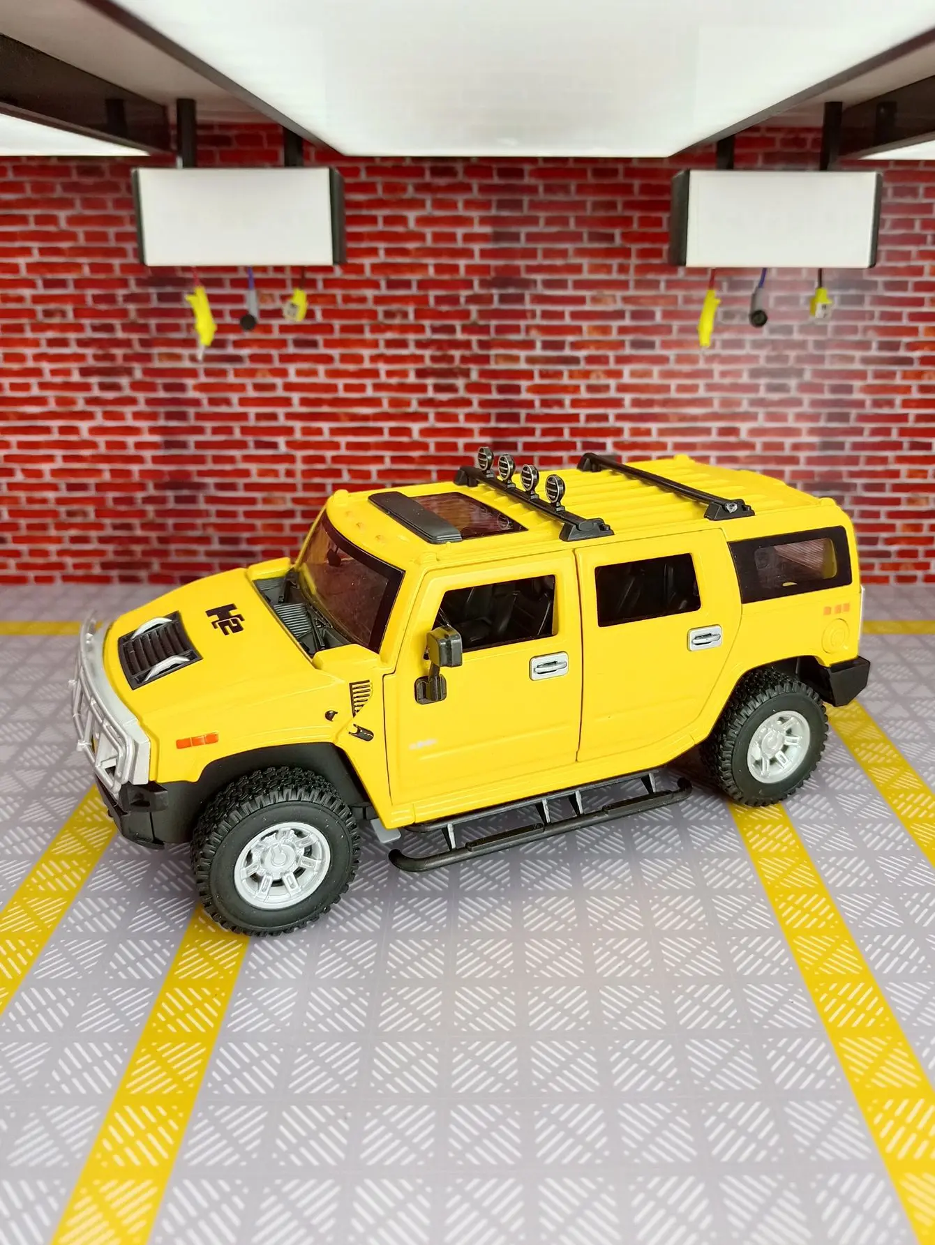 

1:24 H2 alloy off-road vehicle model acousto-optic pull-back boy jeep toy door and hood trunk can be opened