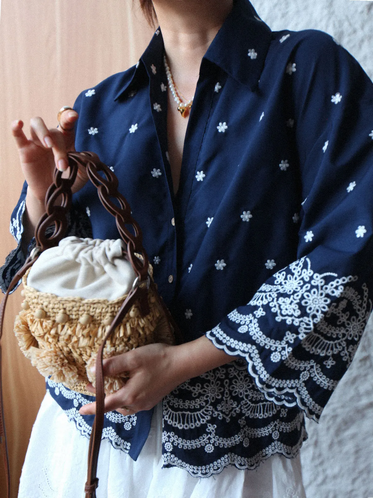 

Retro Blue Embroidered V-Ne Loose irt Women's Design Sense Hollow out Top Ast Editor Store Comfortable Breathable Summer...