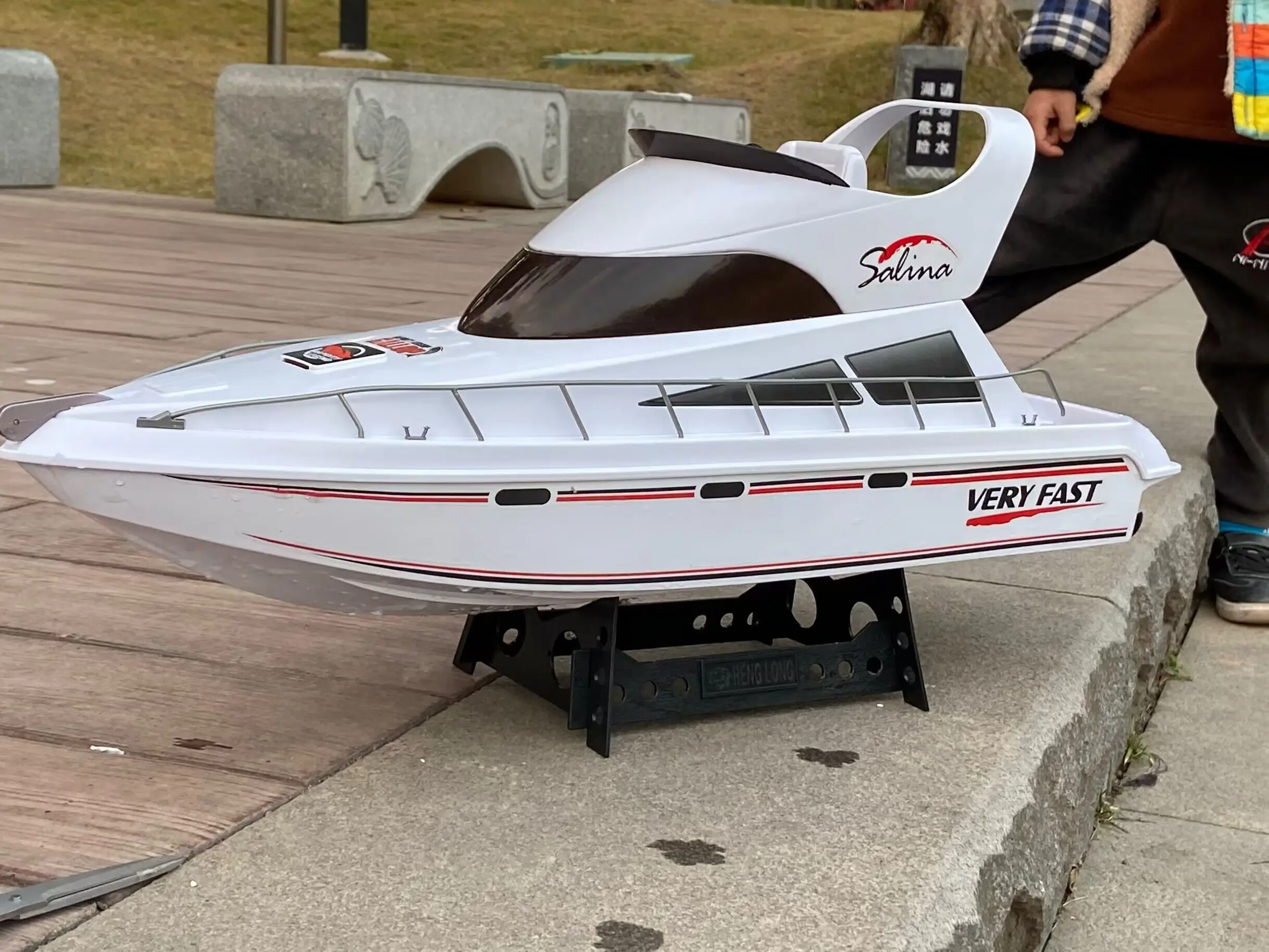 Remote Control Cruise Ship Model Giant Cruise Ship 27.5 inch high-Speed Yacht Yacht Super Large Electric Charging Boat Simulatio