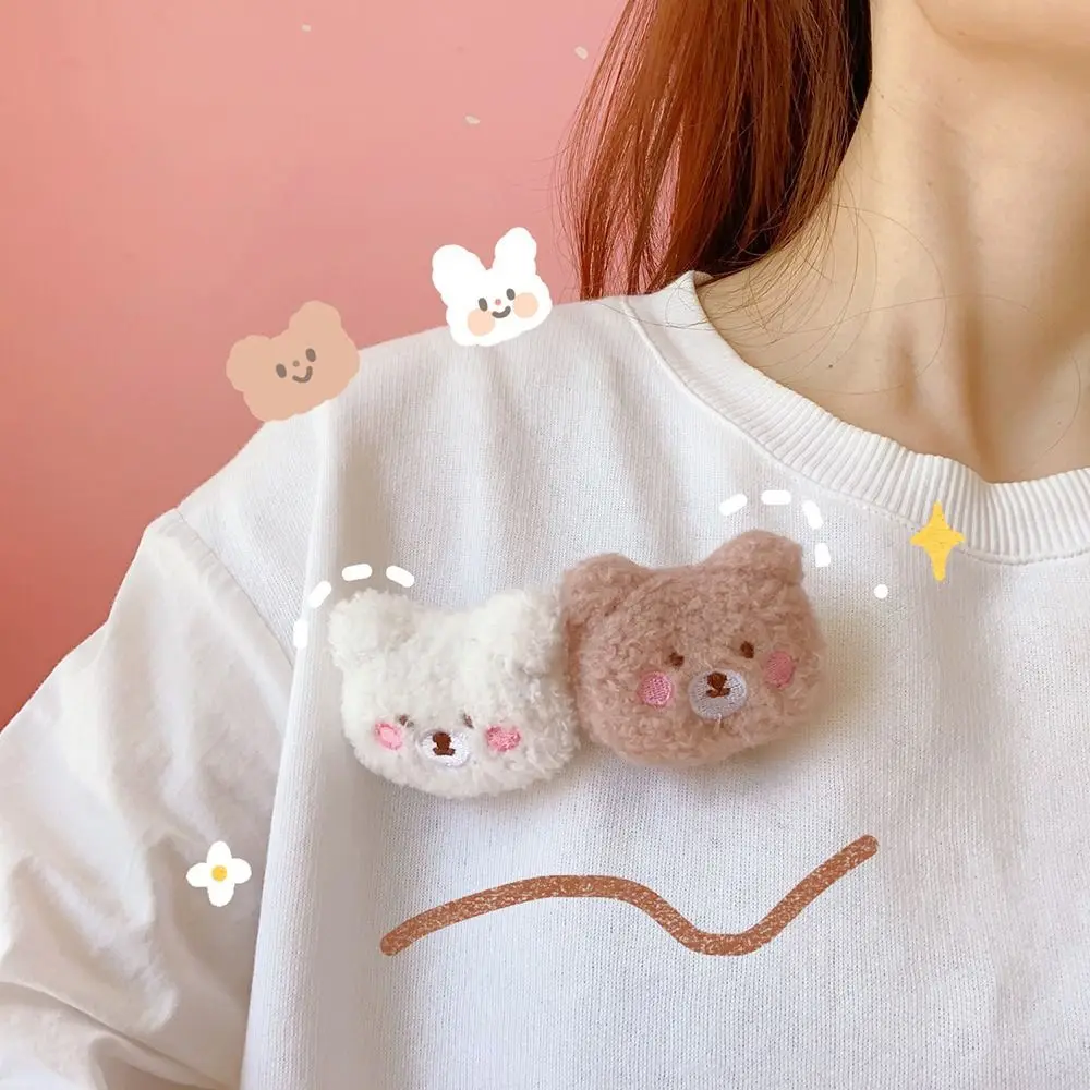 柔らかいぬいぐるみのクマのブローチ、ふわふわのかわいい動物のブローチ、漫画の服のバッジ、手作りのバックパック、DIY装飾アクセサリー