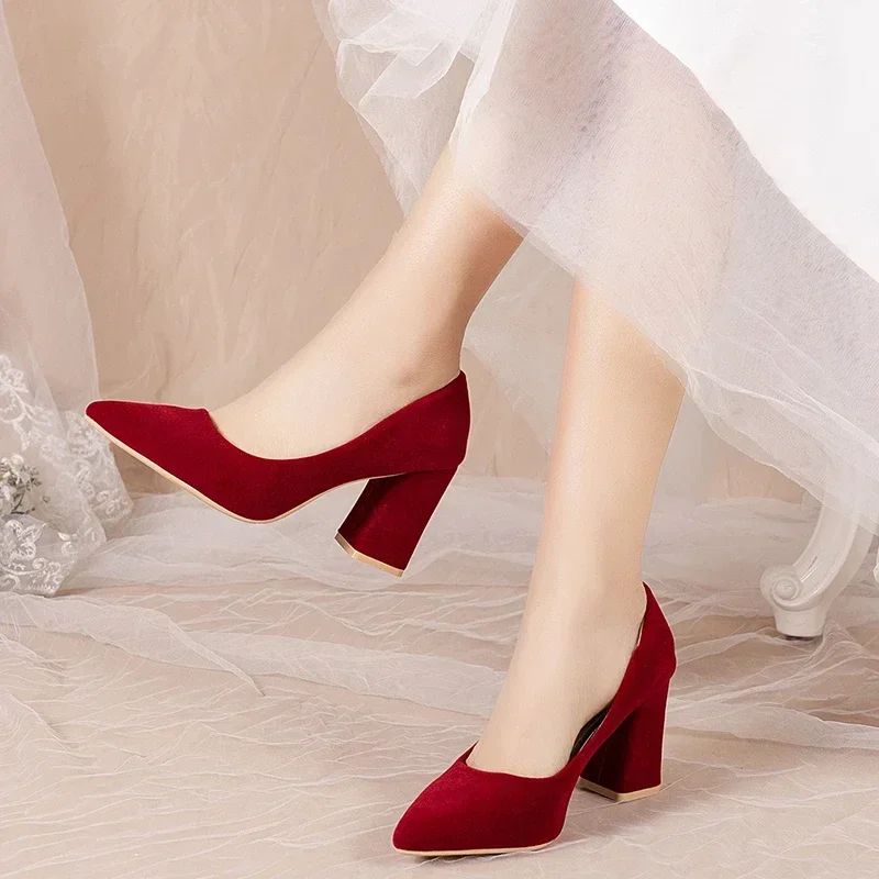 2025 sapatos de design francês sapatos de casamento vermelhos para mulheres luxo primavera/outono novos saltos grossos pontiagudos não tirando pés sapatos de noiva