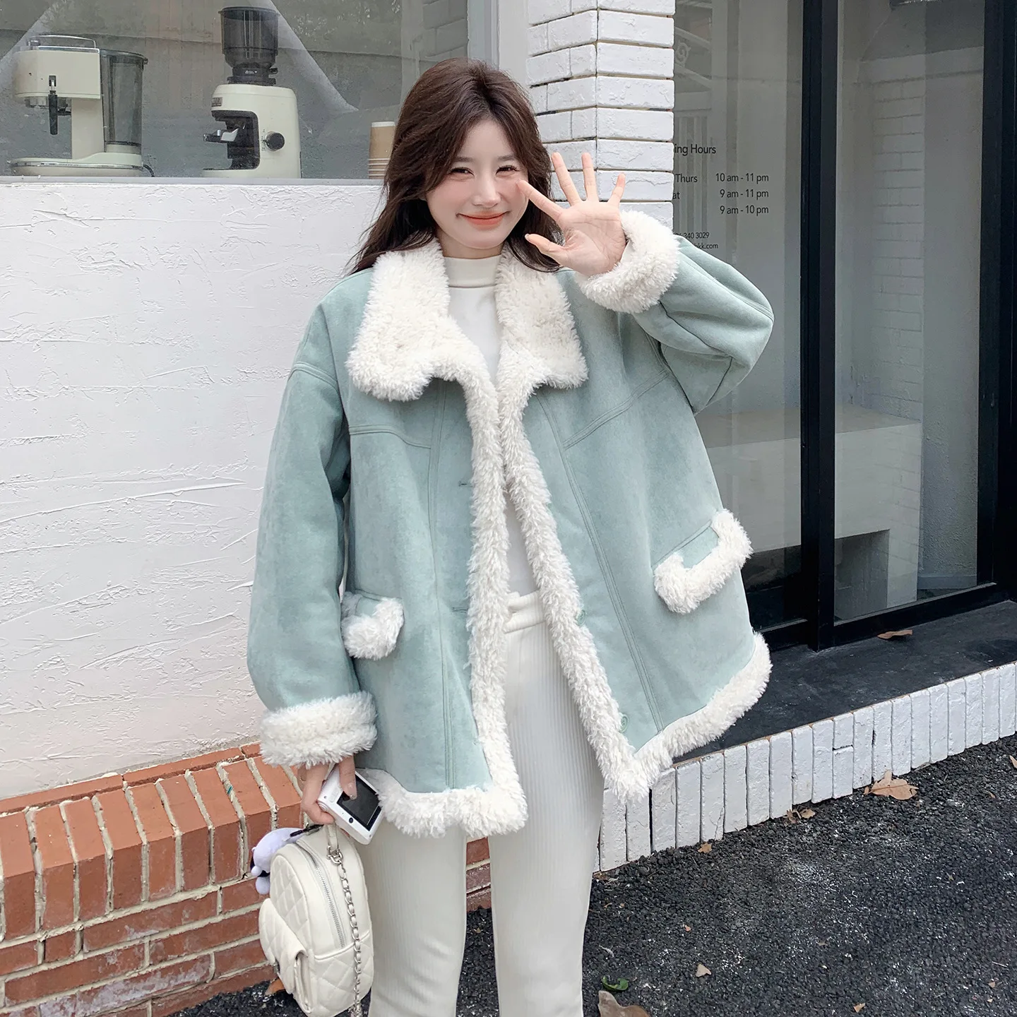 سترة نسائية زرقاء على الطراز الكوري بياقة واقفة من جلد الغزال معطف صوف الضأن 2025 سترة شتوية سميكة مبطنة بالفرو الصناعي #1