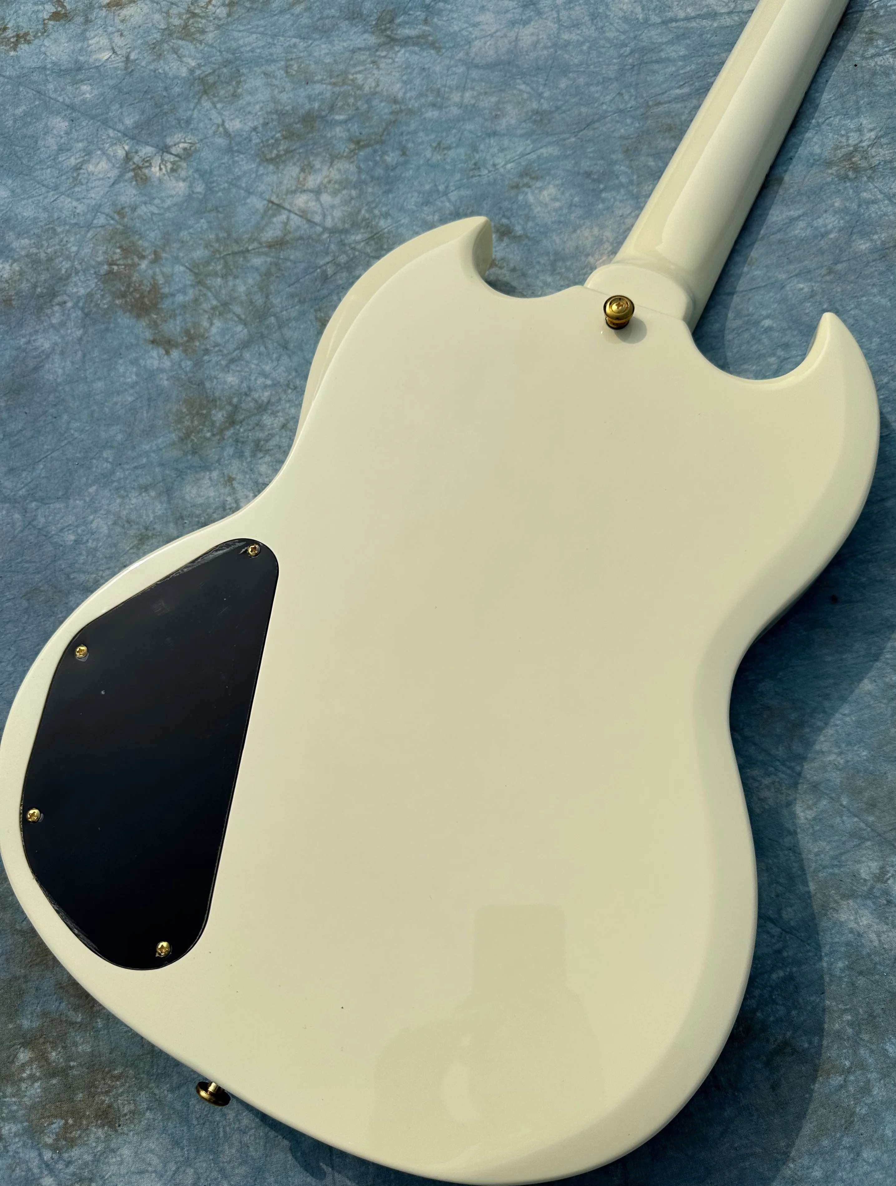 Customized electric guitar, SG electric guitar, cream white, gold vibrato, in stock, lightning package