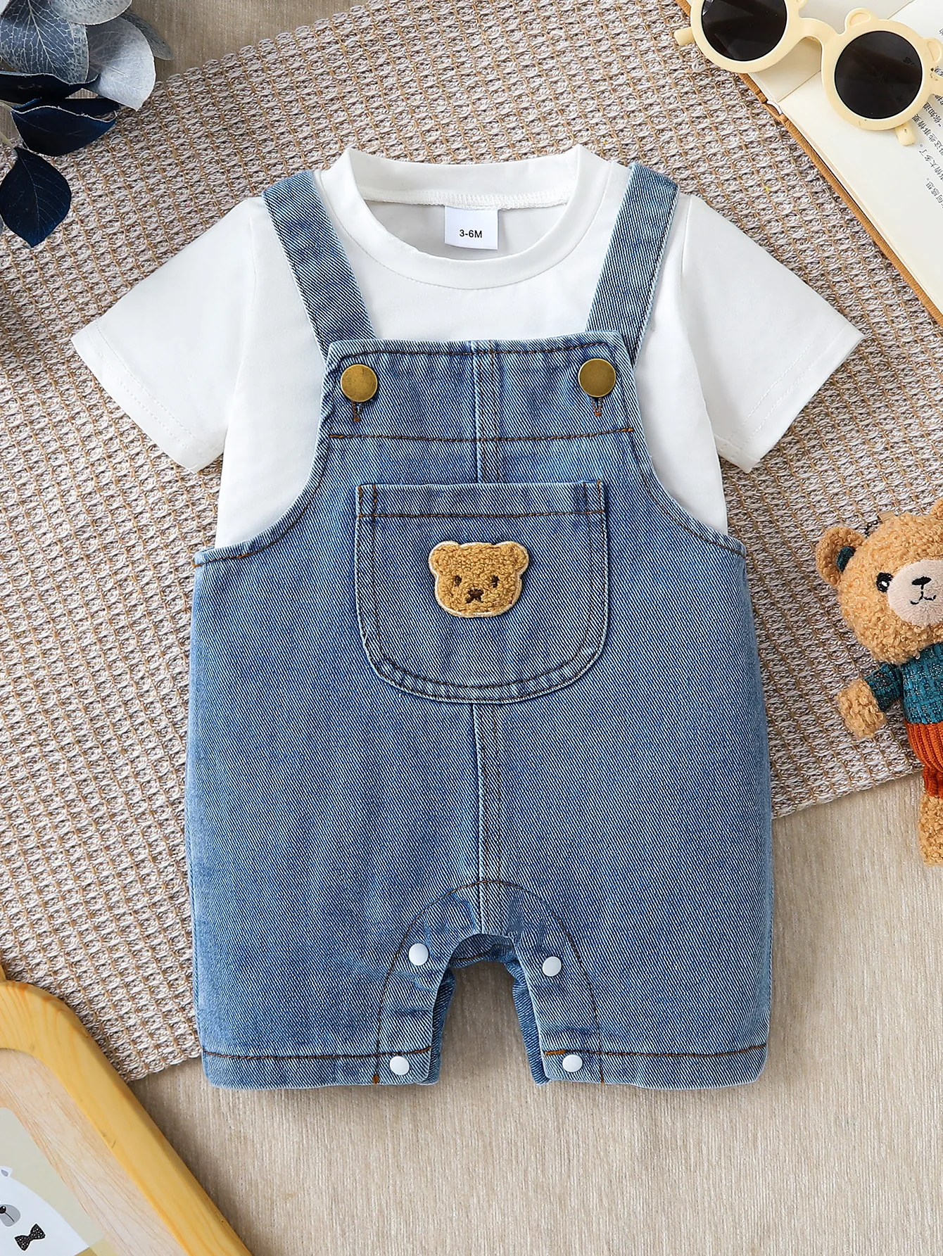 Conjunto de 2 piezas para bebé niño de verano, camiseta blanca lisa + peto de imitación vaquera con parche de oso y broches en la entrepierna, estilo japonés adorable, para uso diario en casa