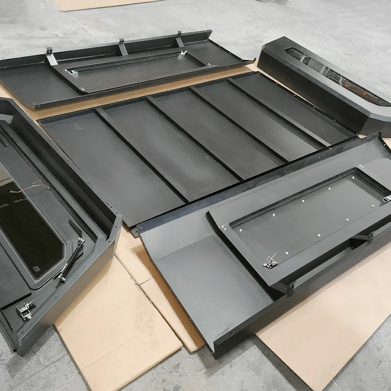 

The Raptor F350 Pickup Truck Has Been Modified with a Split Iron Three-door High Lidcanopy and a Tail Lid