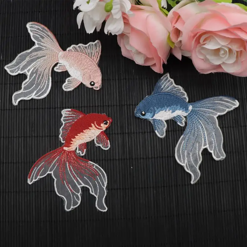 2 Stück mehrfarbige Goldfisch-Stickerei-Aufnäher aus Stoff für T-Shirts, Taschen, Hüte, Accessoires, zum Aufbügeln, zum Reparieren, zum Basteln. – Detail 4