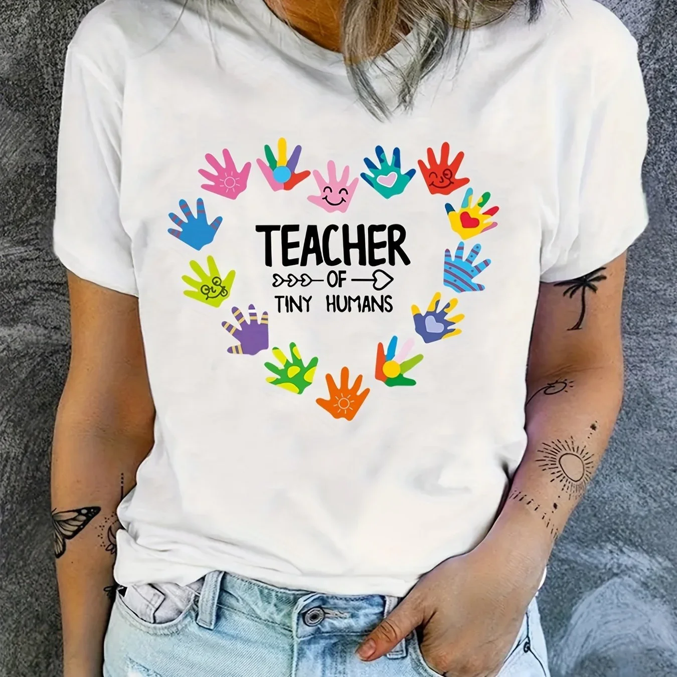 

Футболка женская цветная с коротким рукавом и графическим принтом