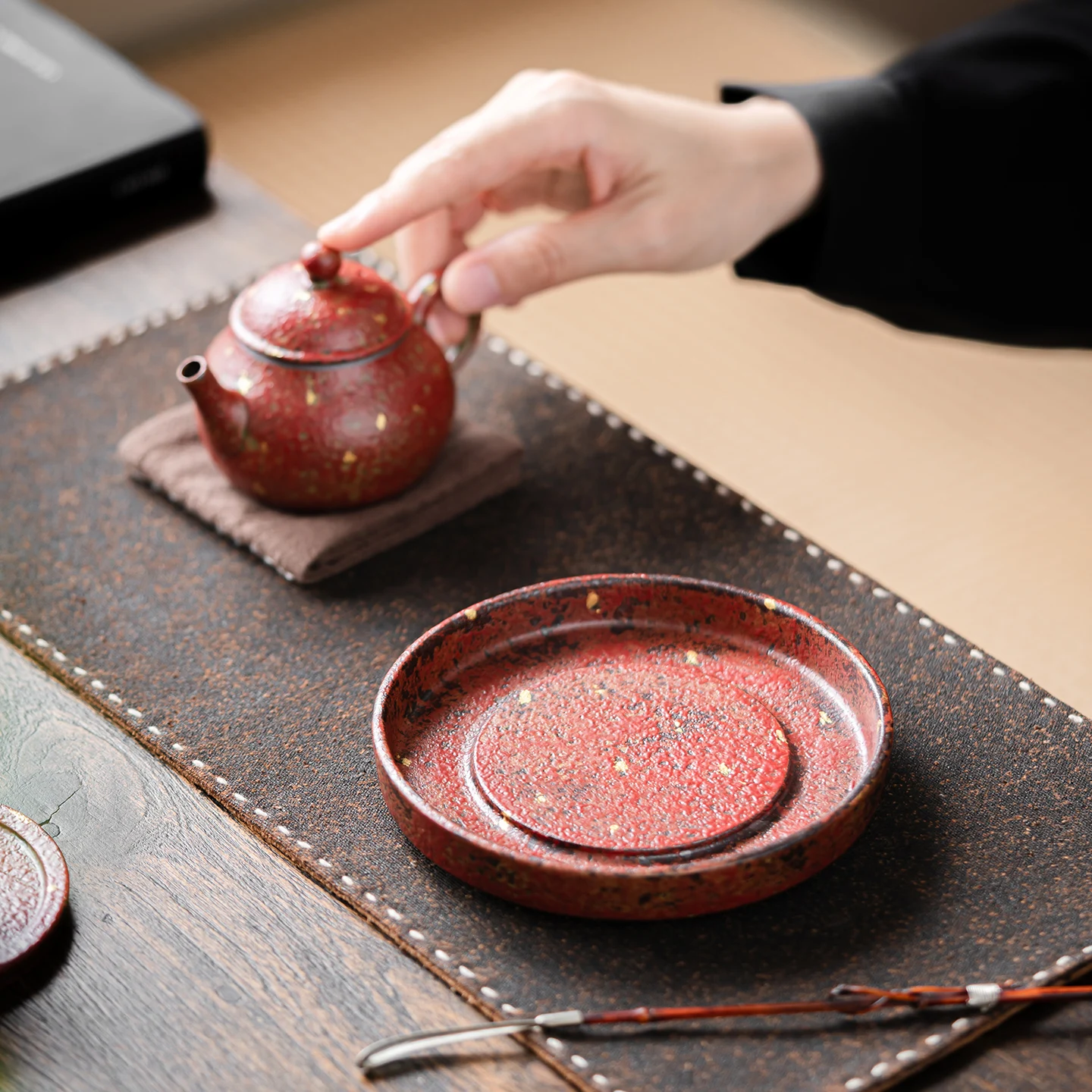 Handmade Ceramic Tea Tray Circular Coarse Ceramics Tea Pot Holder Gold Splashed Mountain Red Tea Ceremony Dining Utensils