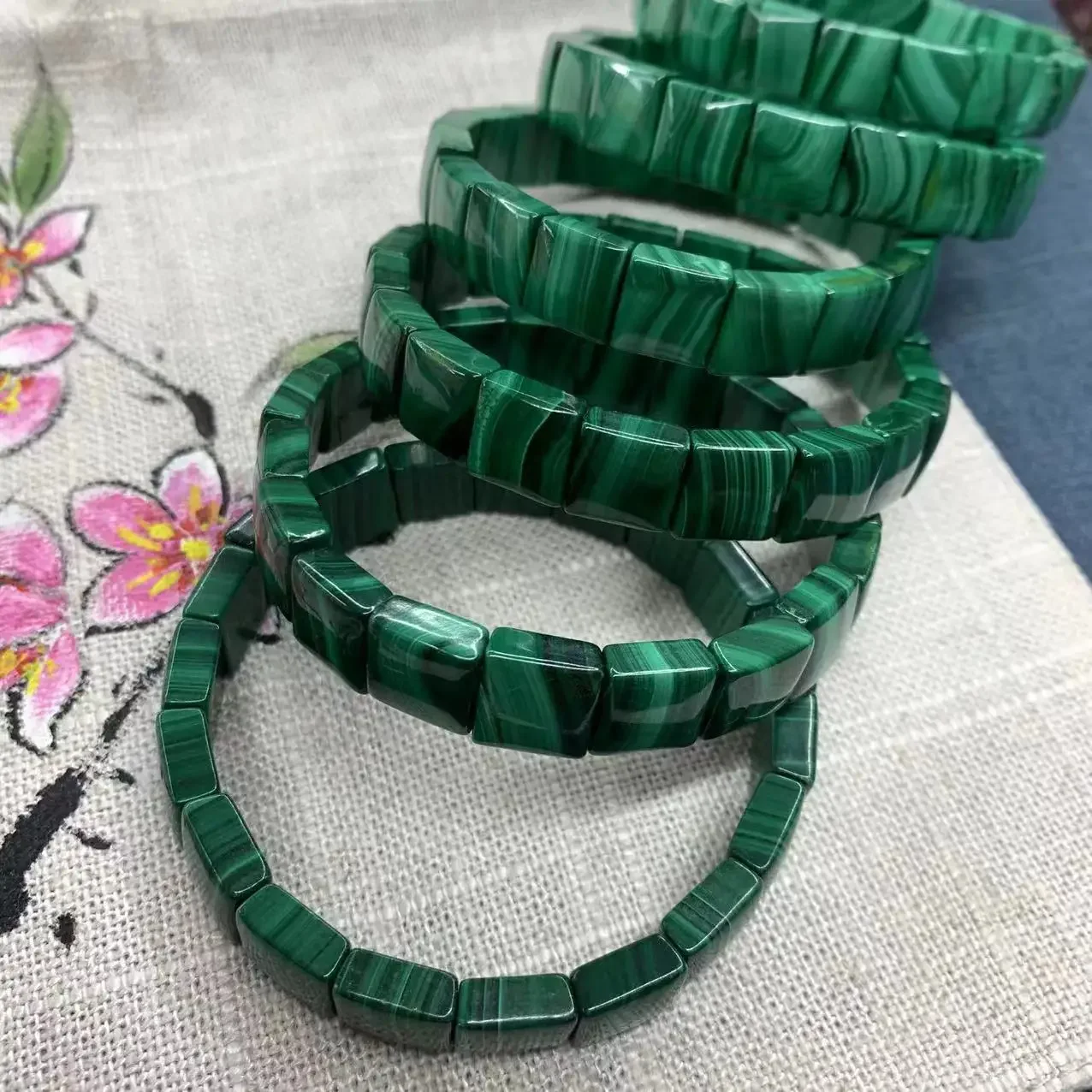 

2024 Браслет из натурального малахита 10 × 10 мм, ювелирный браслет с драгоценными камнями для женщин и мужчин Подарок оптом Подарок на День святого Валентина!